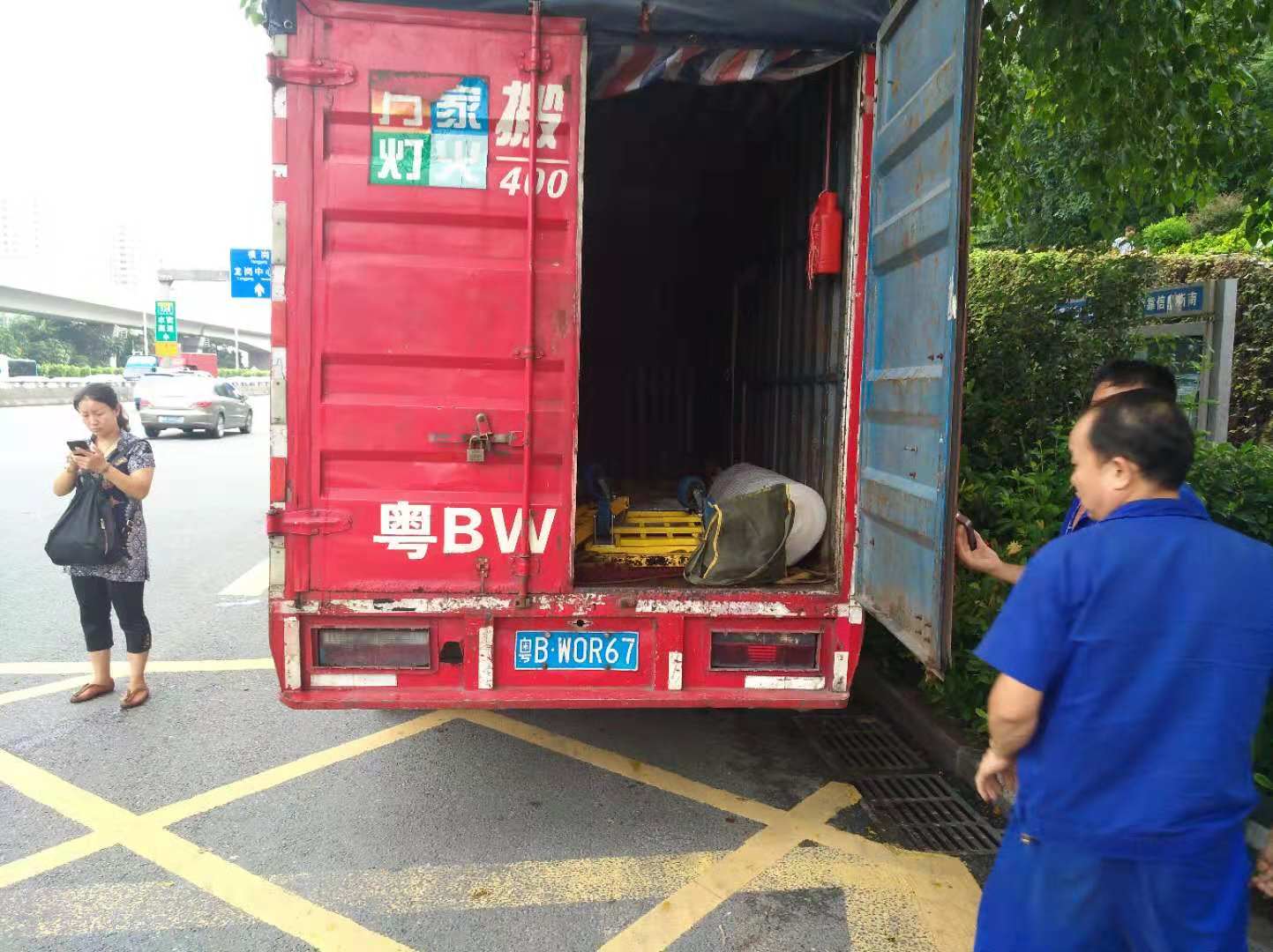 深圳搬家公司電話，萬(wàn)家燈火搬家歡迎你！